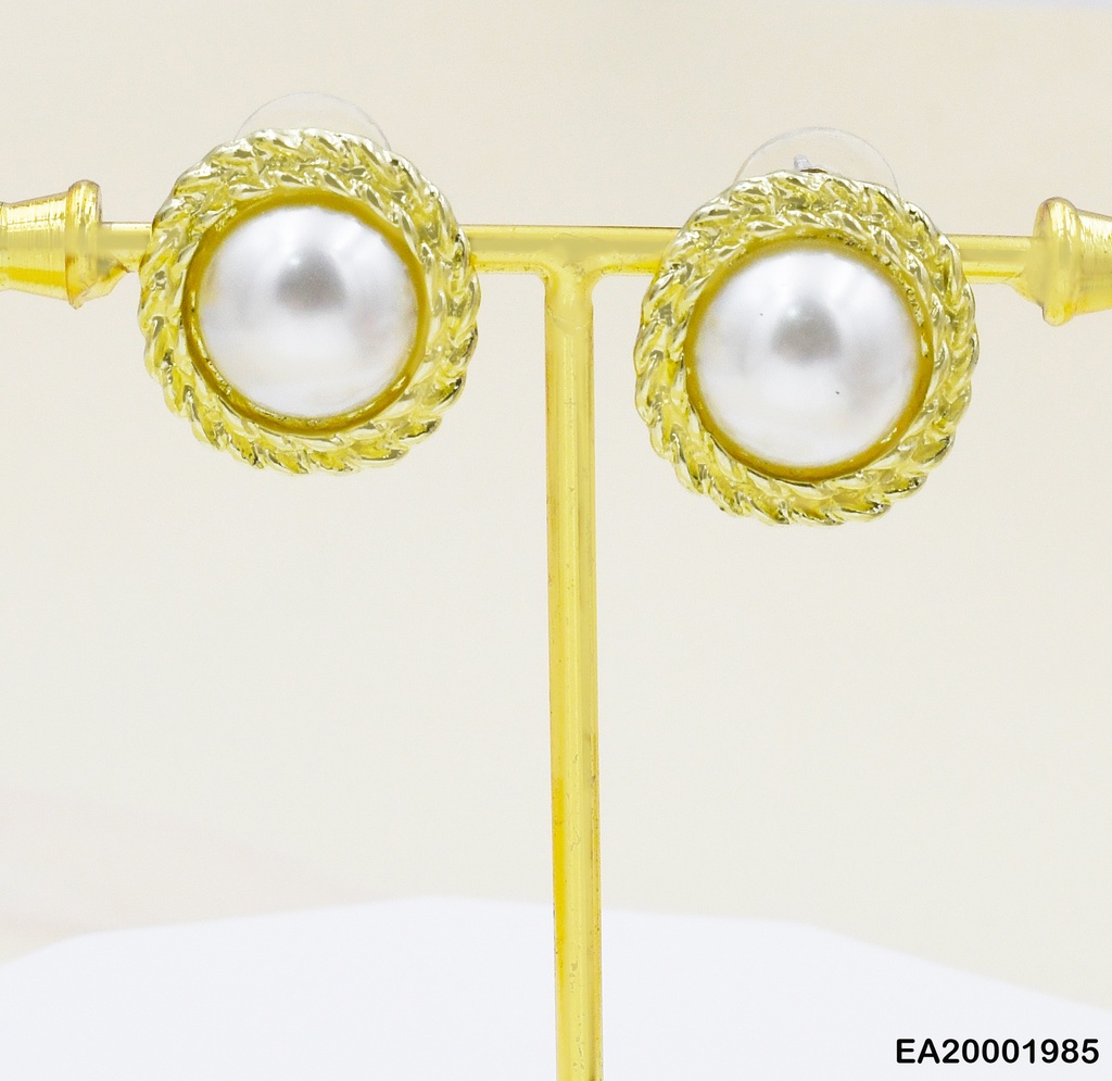 ARETES MEDIA PERLA BORDE DORADO