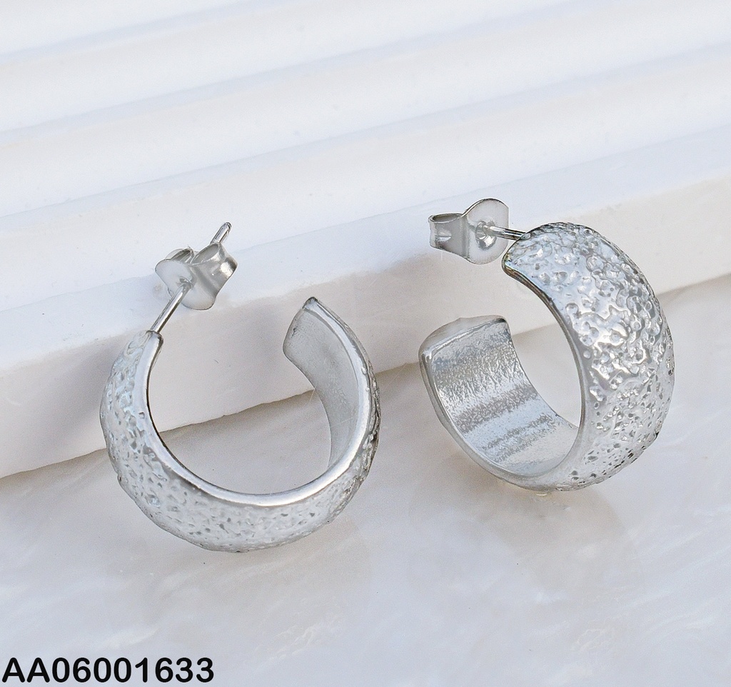 ARETES PLATEADO ( J ) CON TEXTURA  0741402-113