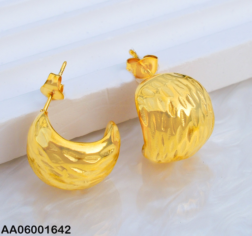 ARETES  PEQUEÑOS FORMA C CON GRABADO 0741331-113