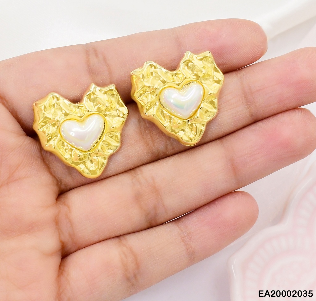 ARETES CORAZON DORADO RELIEVE🤍CENTRO (NPE2025)
