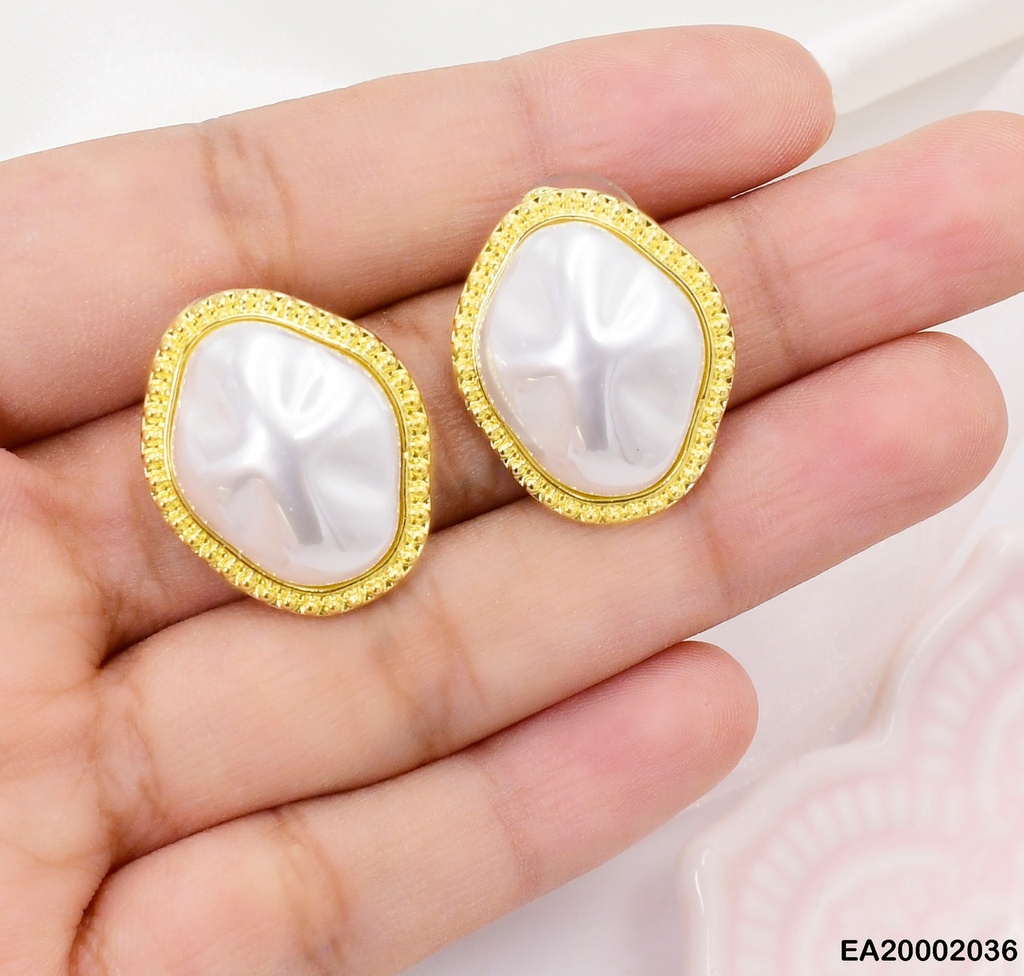 ARETES OVALO BLANCO BORDE DORADO