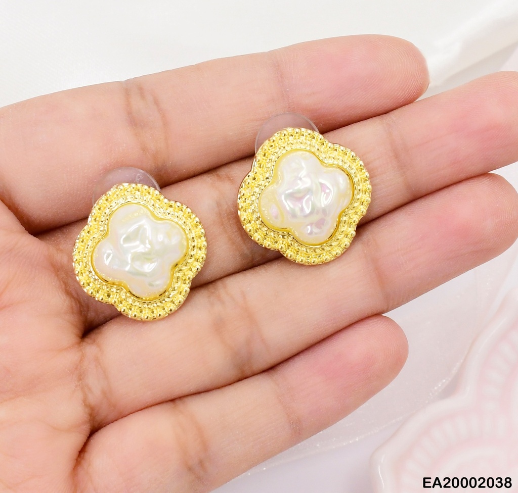 ARETES TREBOL BLANCO BORDE ANCHO DORADO