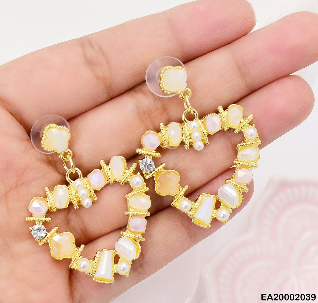 ARETES COLGAR CORAZON PIEDRAS CREMAS