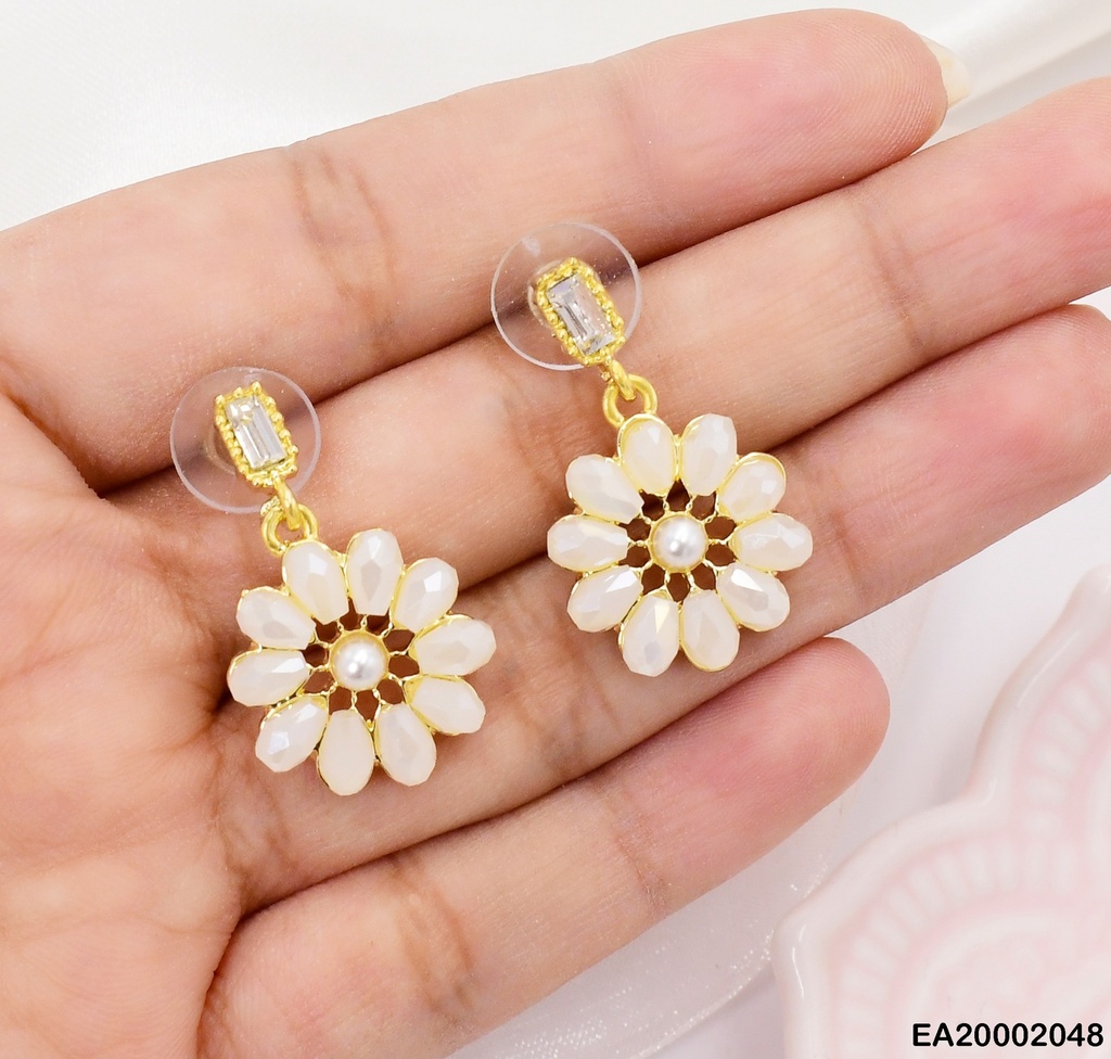 ARETES DE COLGAR FLOR BEIGE
