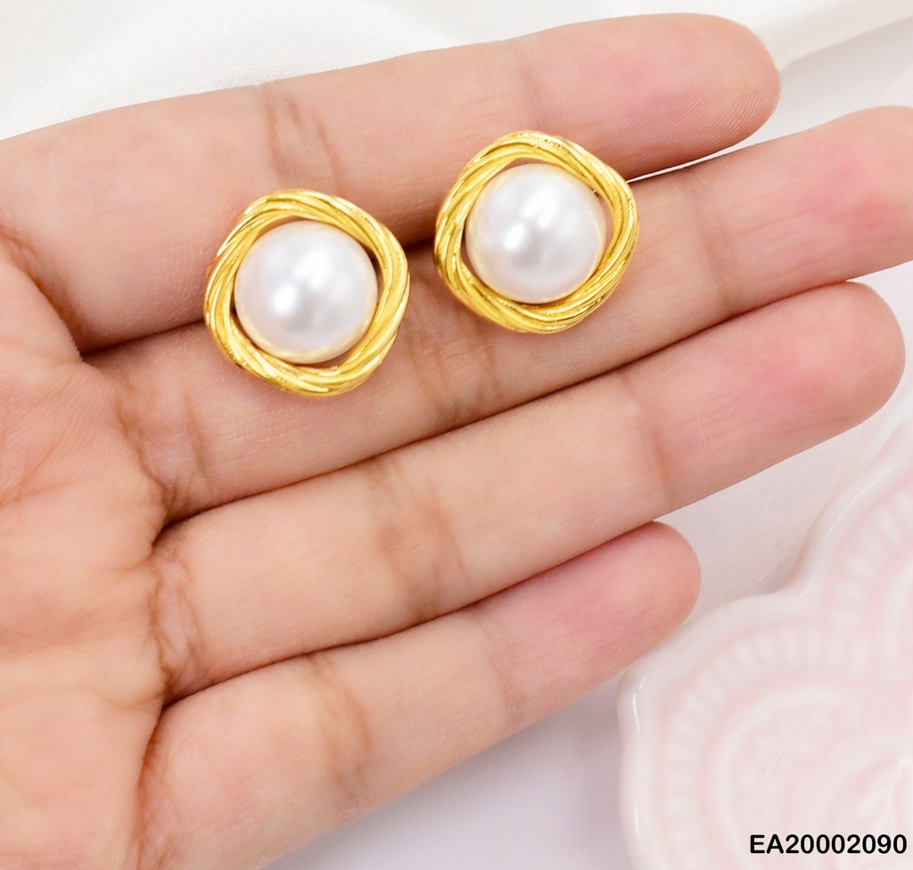ARETES MEDIA PERLA BASE ROMBO DORADA RAYADA