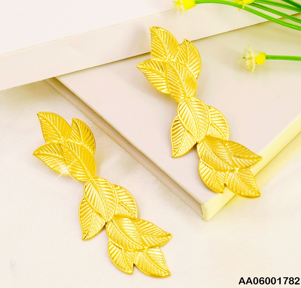 ARETES RAMAS LARGAS DE HOJITAS GRABADAS