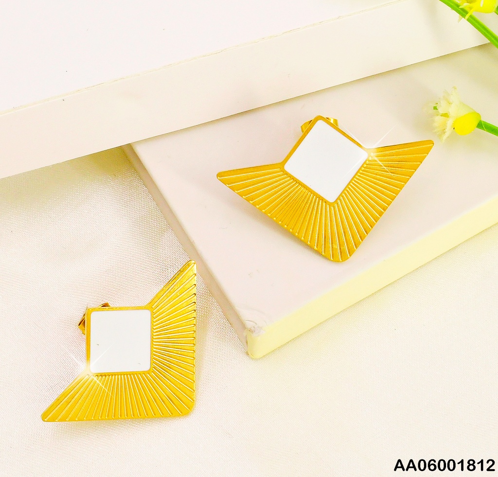ARETES ROMBO BLANCO EN TRIANGULO DORADO