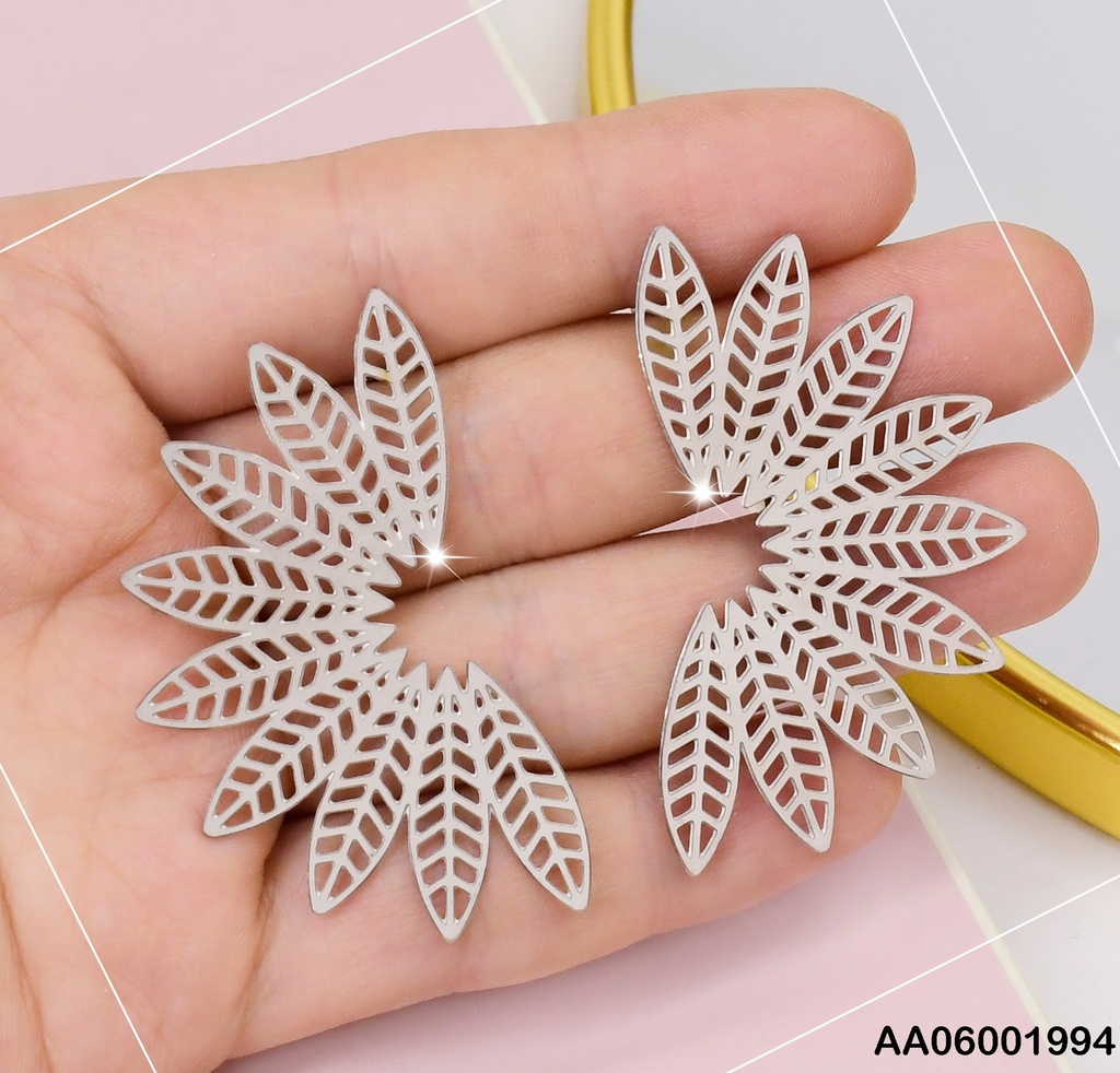 ARETES PLATEADOS MEDIA FLOR DE HOJAS