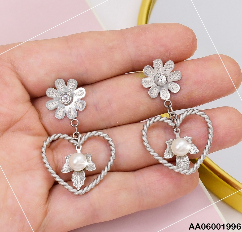 ARETES PLATEADO FLOR C/CROQUI CORAZON, PERLA CENTRO