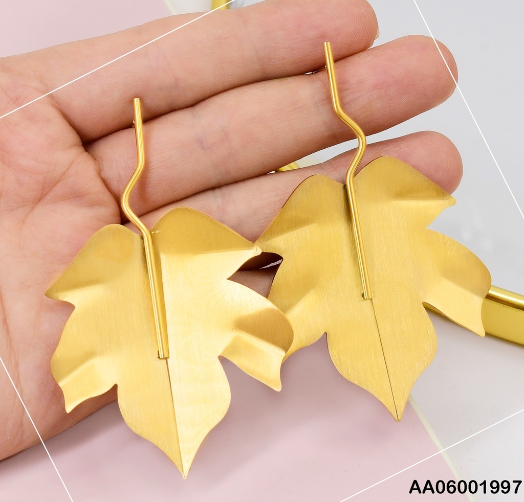 ARETES HOJA DE MAPLE COLGANTE INVERTIDA