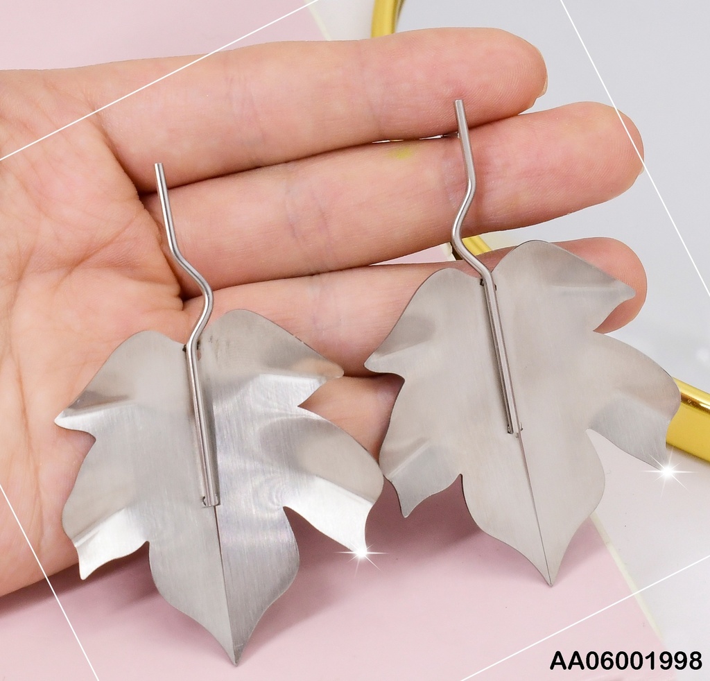 ARETES PLAT. HOJA DE MAPLE COLGANTE INVERTIDA