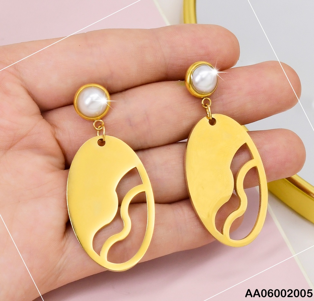 ARETES MEDIA PERLA OVALO DORADO LINEA CALADA