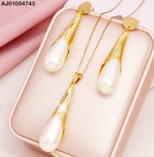 JUEGO GOTAS CREMA ARETES COLGANTES # 0005525-698