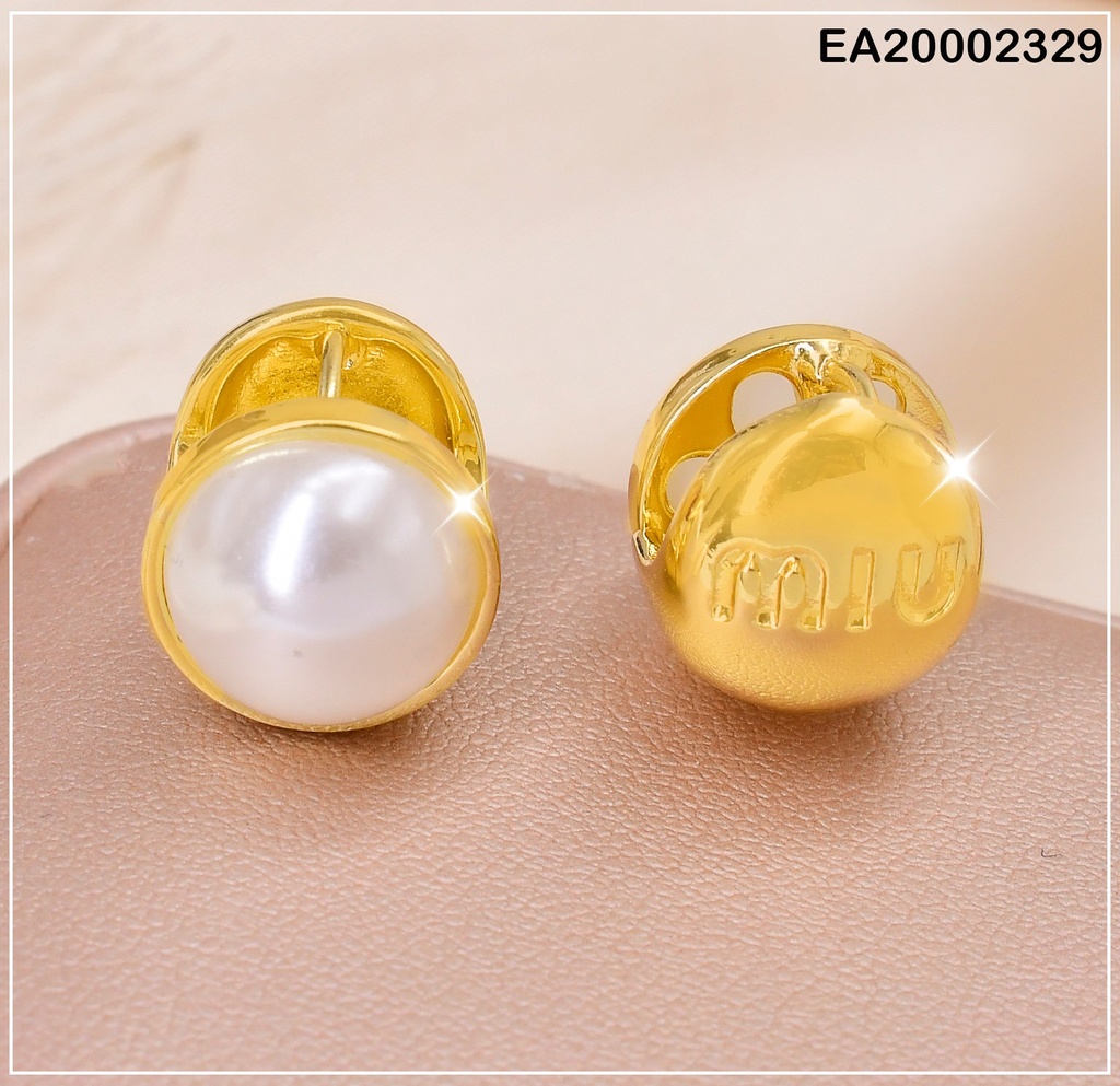 ARETES A PRESION MEDIA PERLA BORDE DORADO