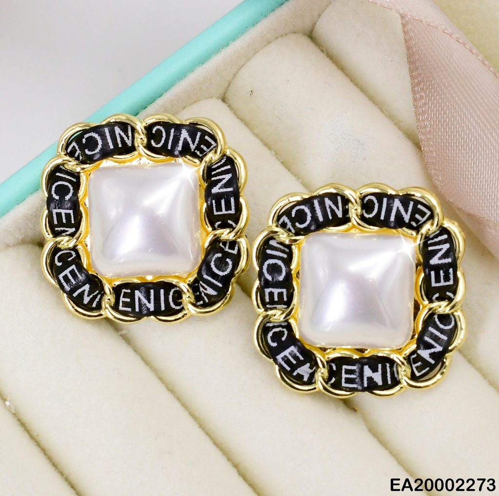 ARETES CUADRO PERLA BORDE NEGRO CINTA LETRAS # EE295-120 (NPE2025)
