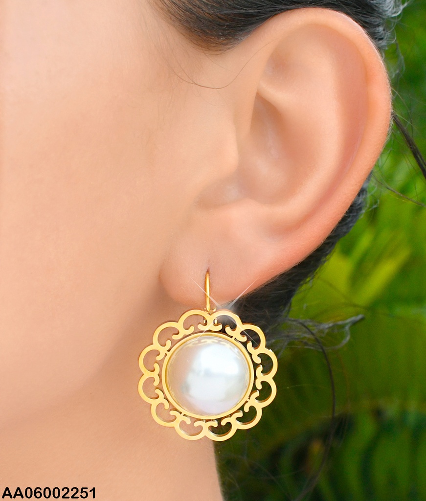 ARETES MEDIA PERLA BASE FLOR DORADA 0804098