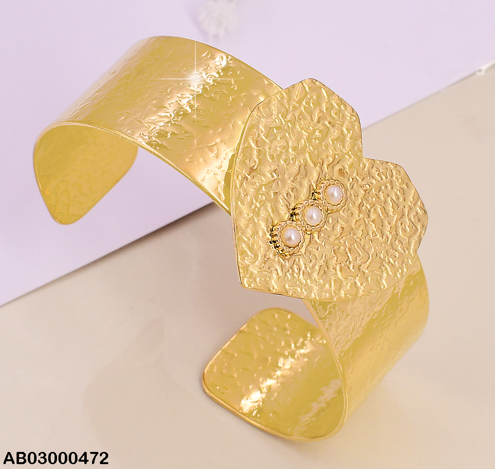 BRAZALETE DOR. / CORAZON 3 PERLAS BLANCAS  CENTRO BA145-131