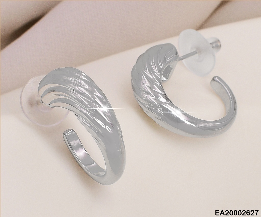 ARETES PLAT. "C" A RAYAS PARTE SUPERIOR ANCHA EE686-130 TENDENCIA (NPE2025)