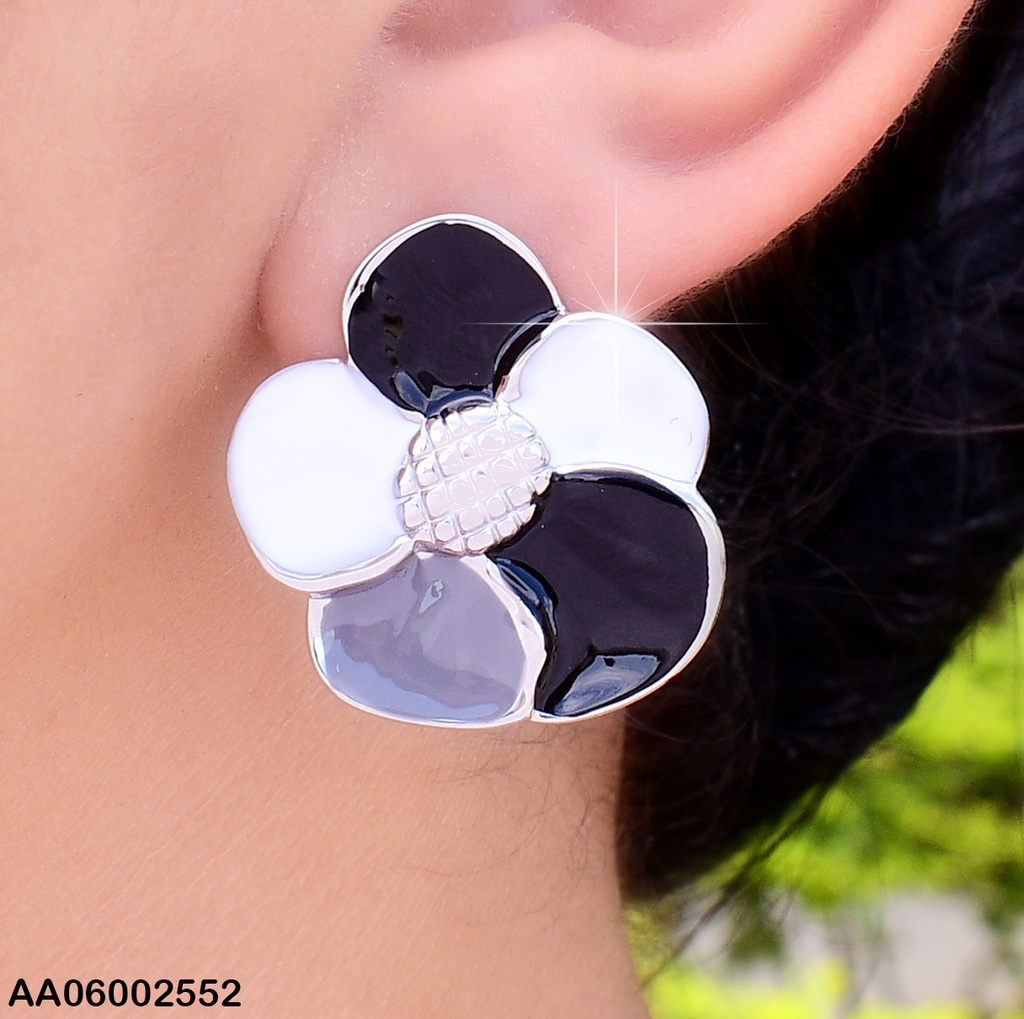 ARETES PLAT.ESMALTADOS FLOR GRIS/B/NEGRO EA561-131