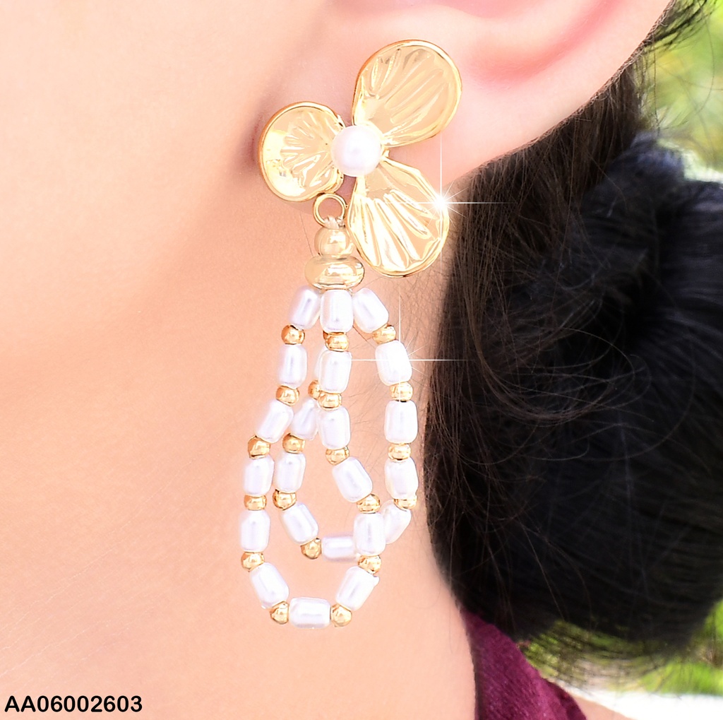 ARETES FLOR 3PET.C/OVALO CILINDROS BLANCOS EA475-131