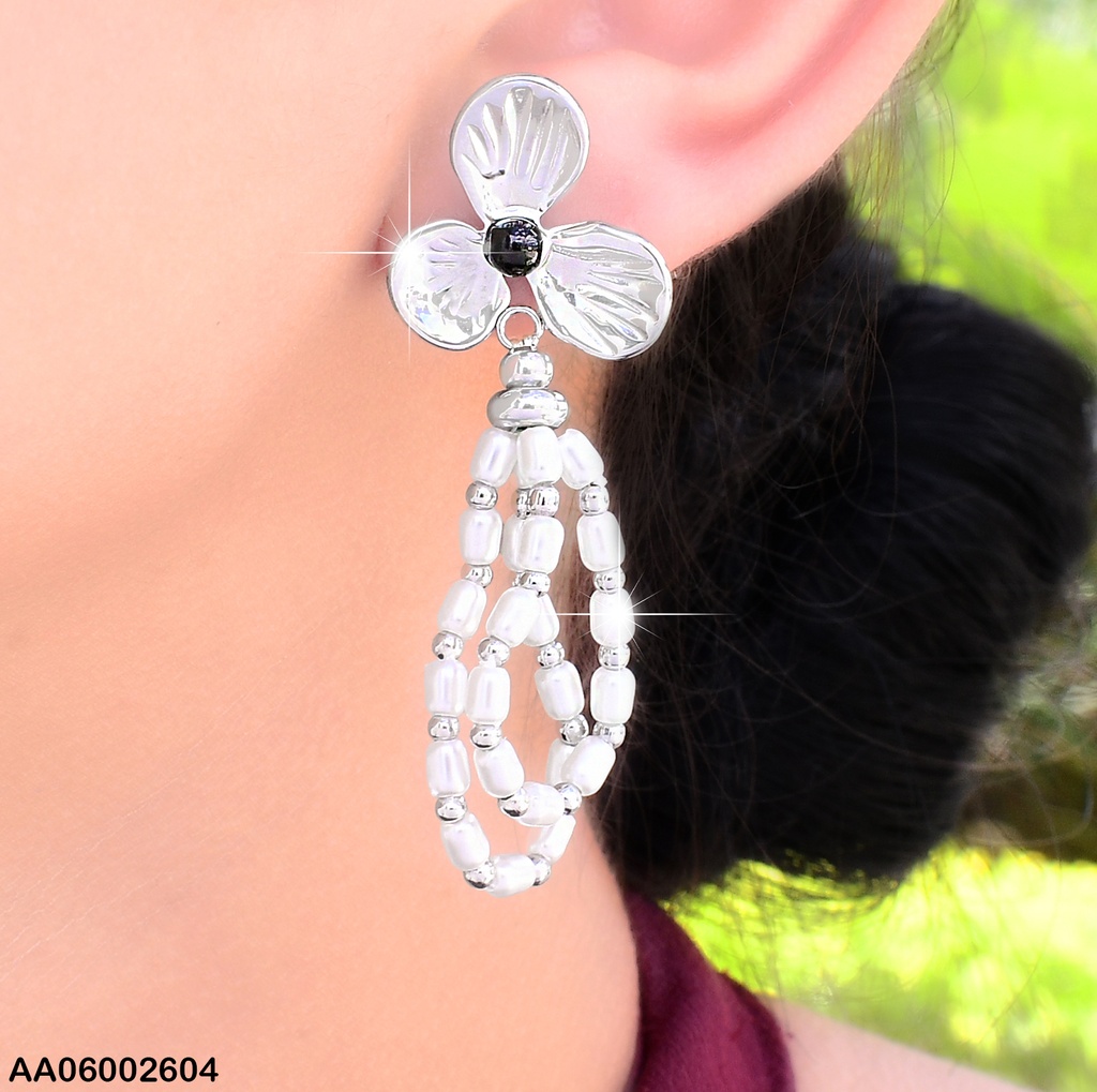 ARETES PLAT. FLOR 3PET.C/OVALO CILINDROS BLANCOS EA476-131
