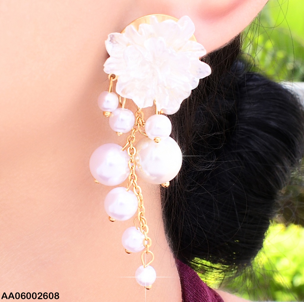 ARETES BLANCOS FLOR C/PERLAS COLGANTES EA550-45