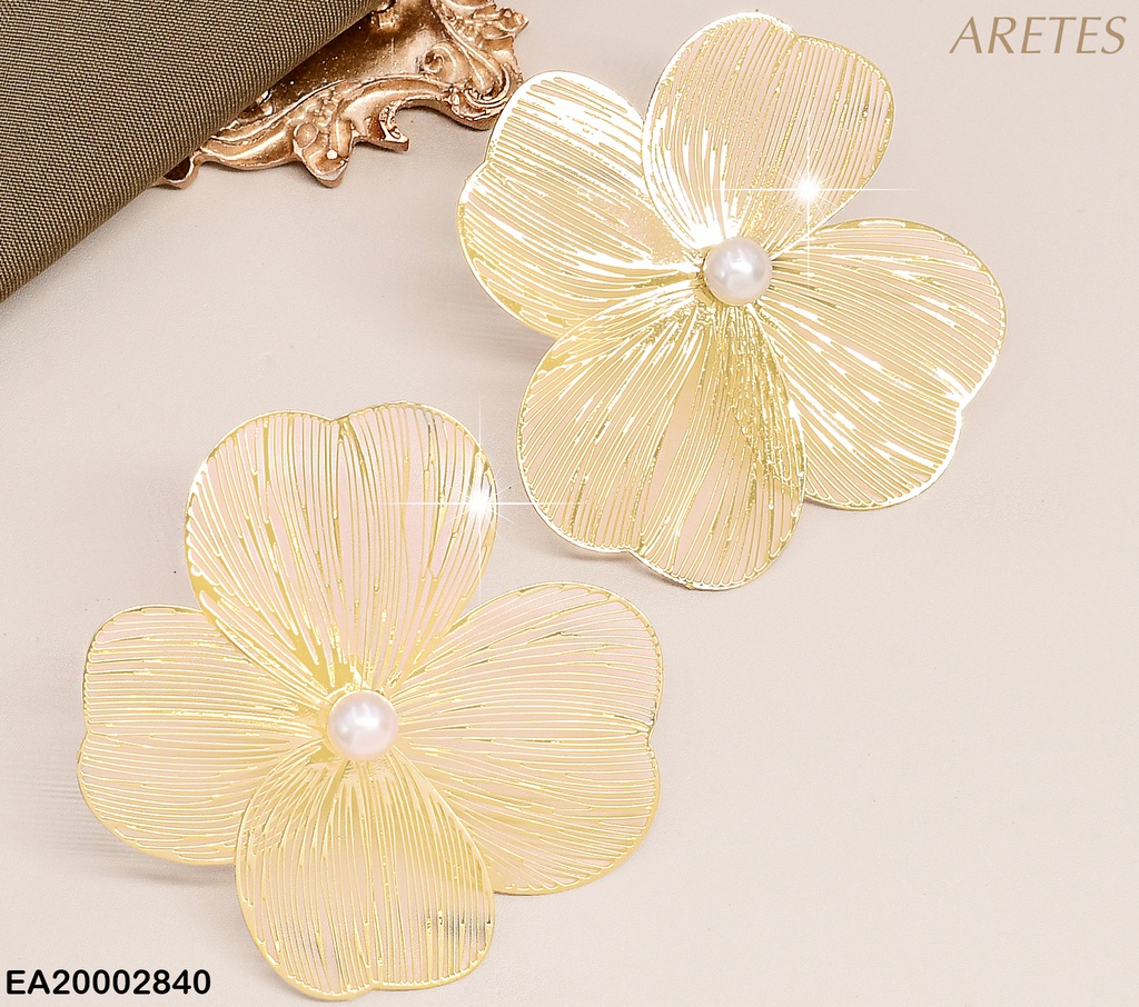 ARETES FLOR GR. 4 PET.DE LINEAS CENTRO PERLA EE823-9