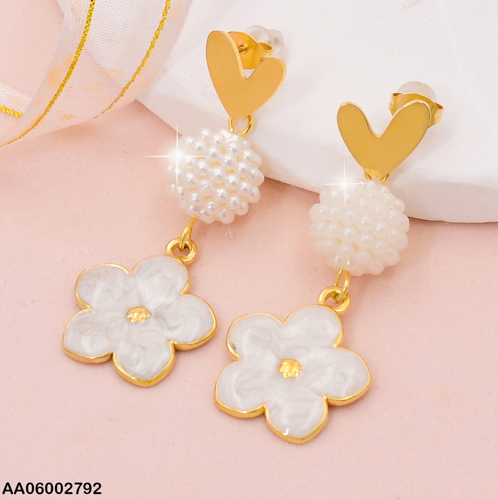 ARETES CORAZON/ ESFERA BLANCA/FLOR 5 PET. ESMALTADA CREMA EA706-45
