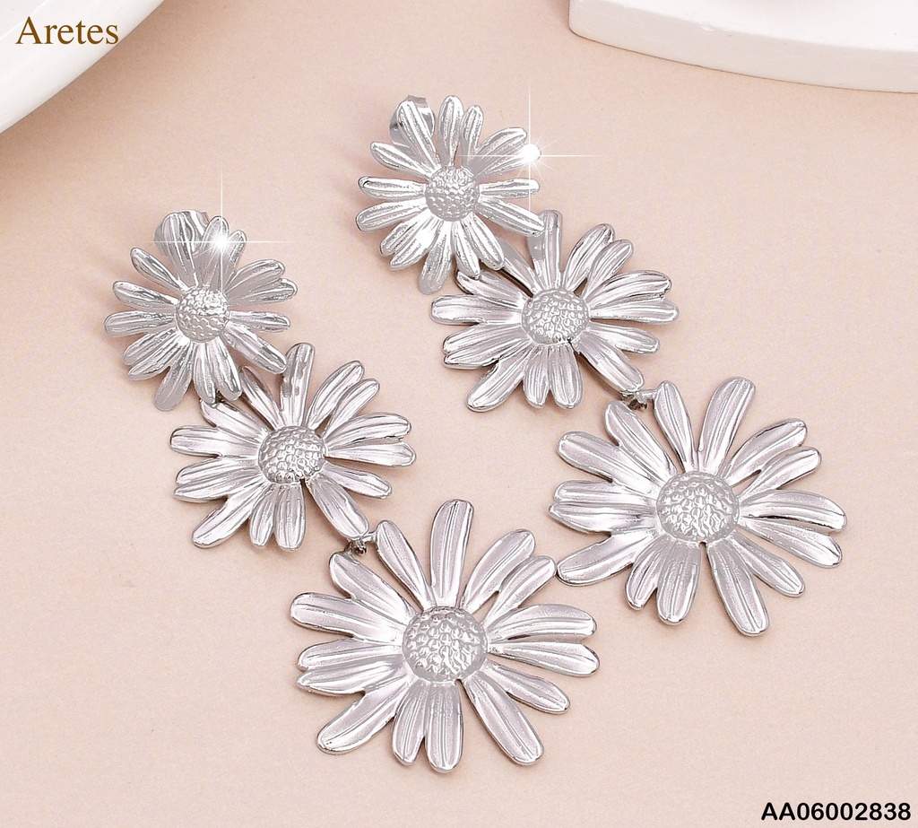 ARETES PLAT. 3 FLORES MARGARITAS VERTICAL EA905-45
