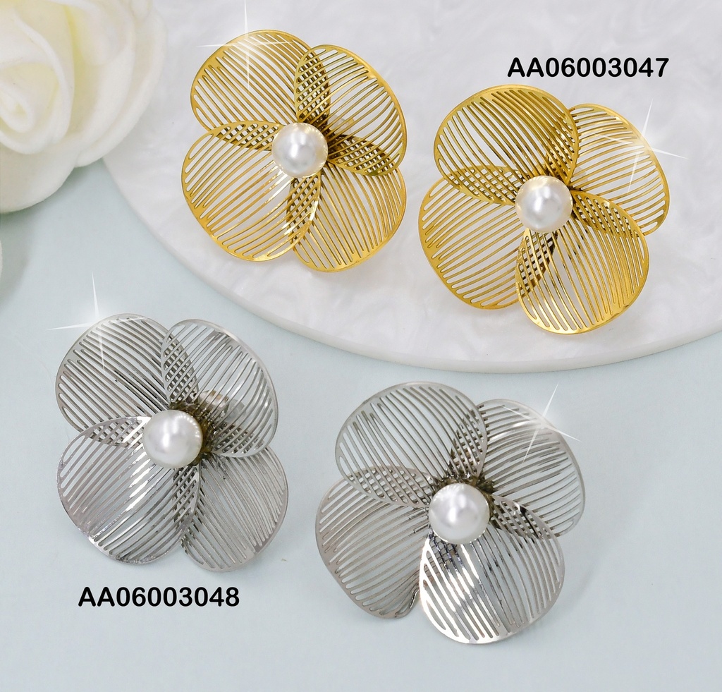 ARETES PLAT. FLOR 4 PETALOS LINEAS,CENTRO PERLA KE114299