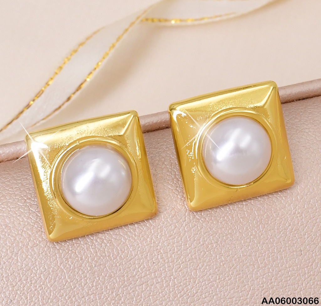 ARETES CUADRO DORADO MEDIA PERLA KE115117