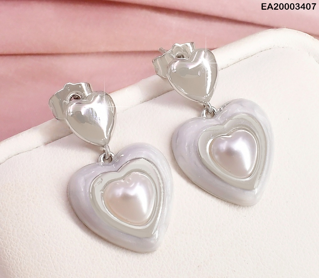 ARETES PLAT. DOBLE CORAZON VERT.PLACA/BLANCO-PERLA EE987-3