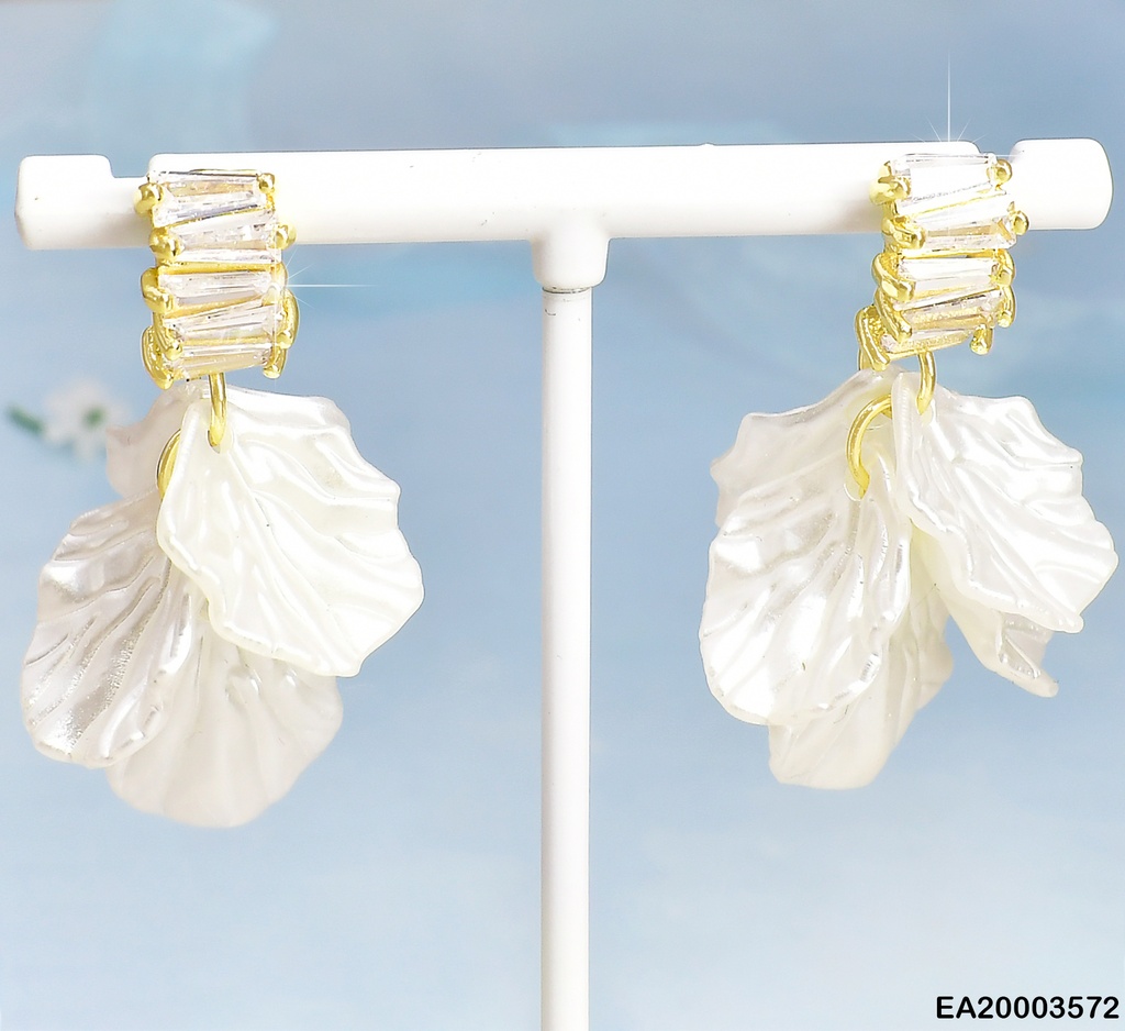 ARETES DOR ZIRC RECT. / FLOR BLANCA CORRUGADA COLGANTE EE1863-9