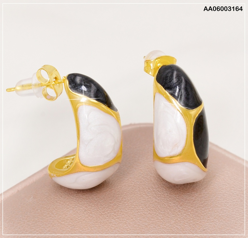 ARETES "J" BLANCO-NEGRO ESMALTADOS EA986-45