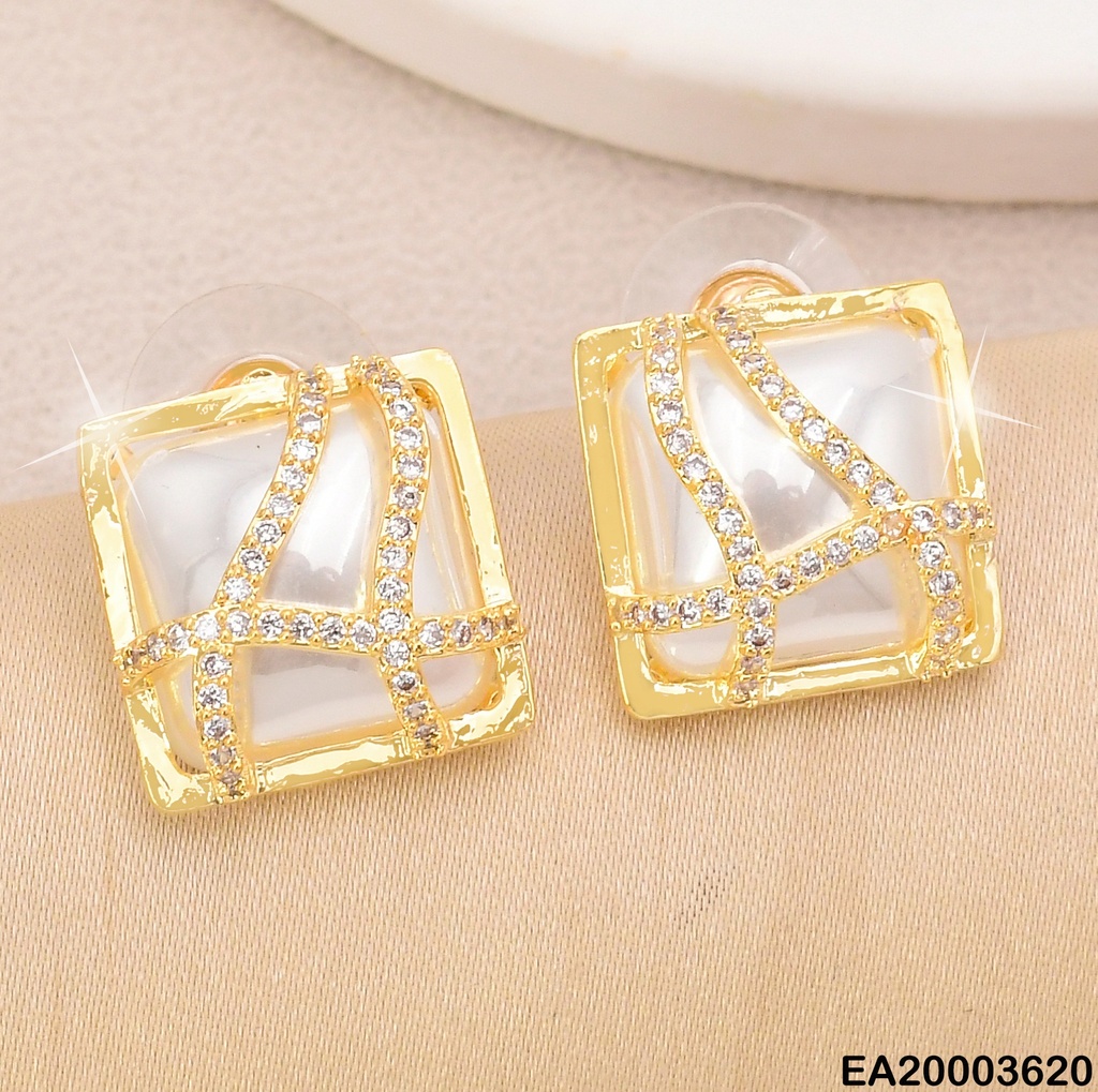 ARETES DOR PERLA CUADRADA CUBIERTA POR LINEAS ZIRC. EE1267-132