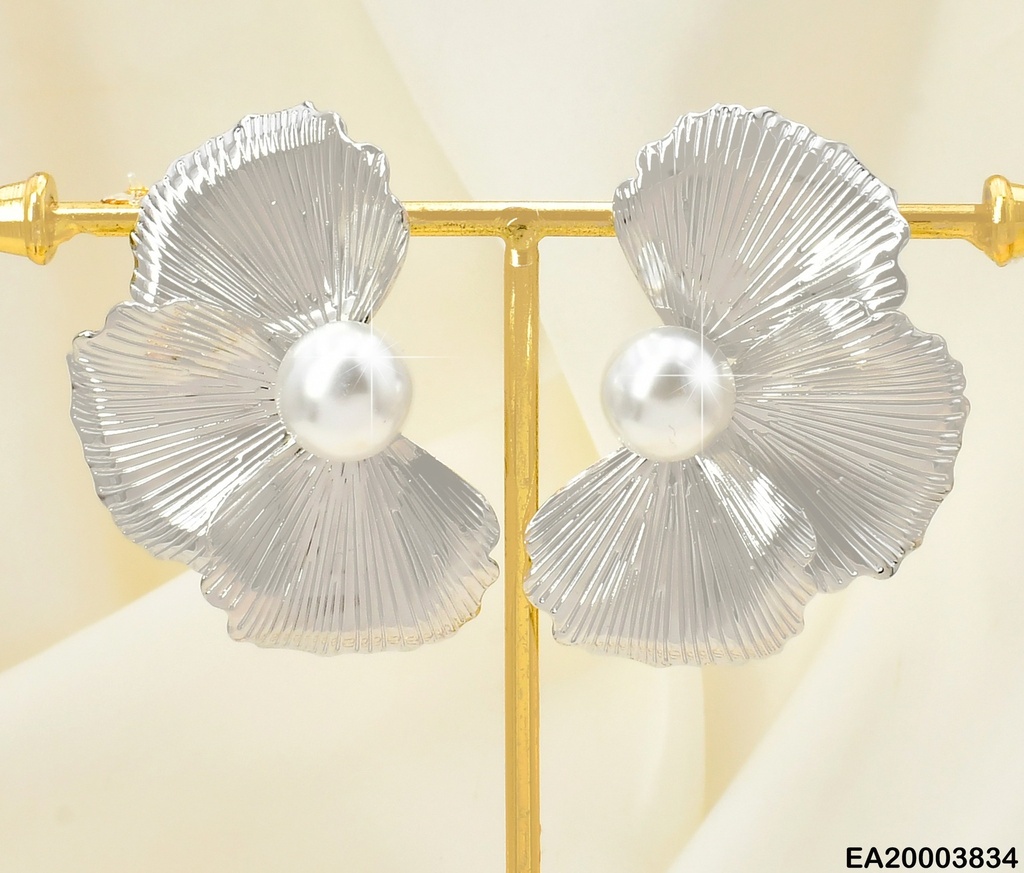 ARETES PLAT MEDIA FLOR 3 PET. RAYADOS /PERLA EE1875-301