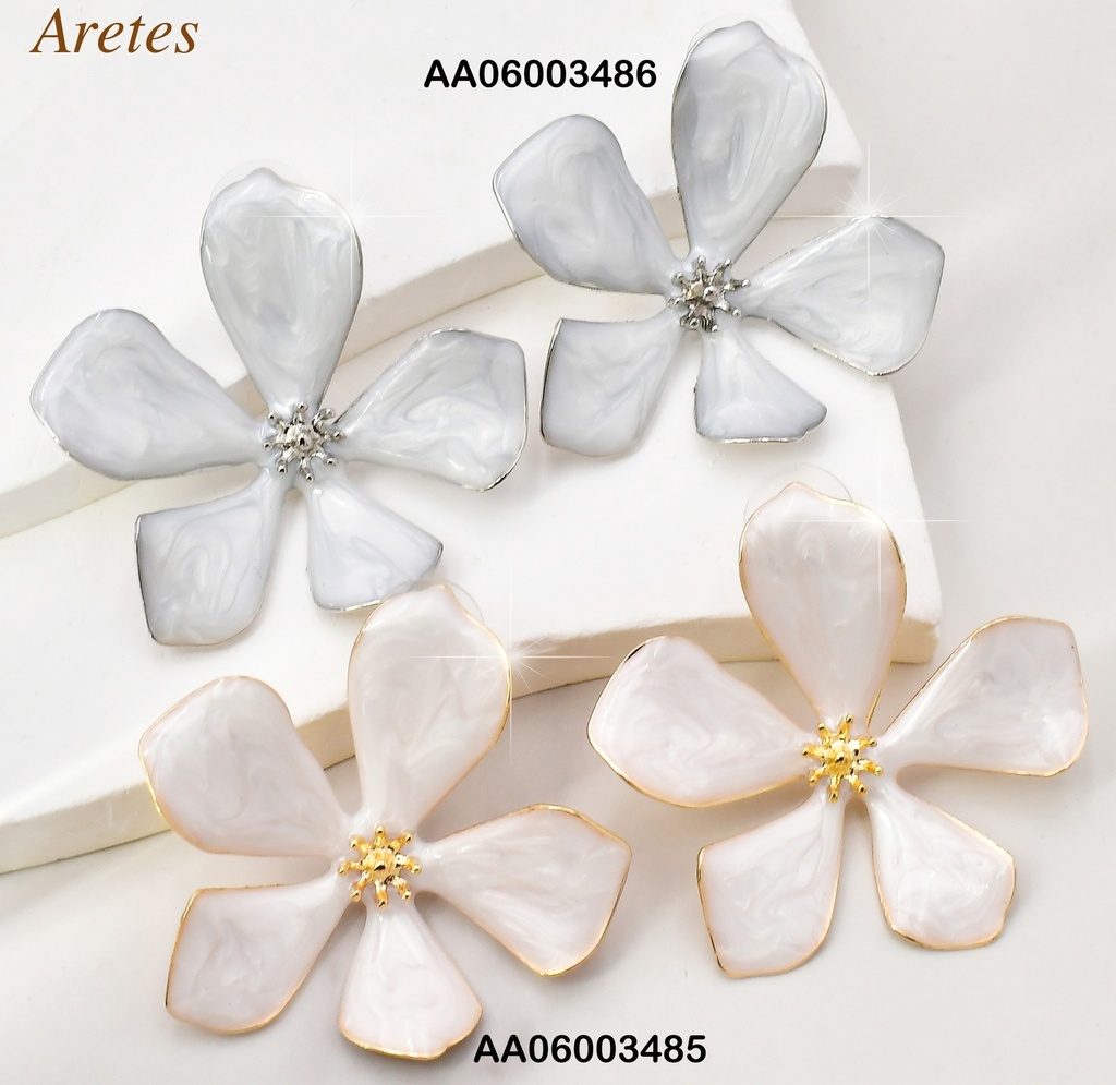 ARETES DOR FLOR BLANCA ESMALTADA/ PET. IRREGULAR FD24037-K53