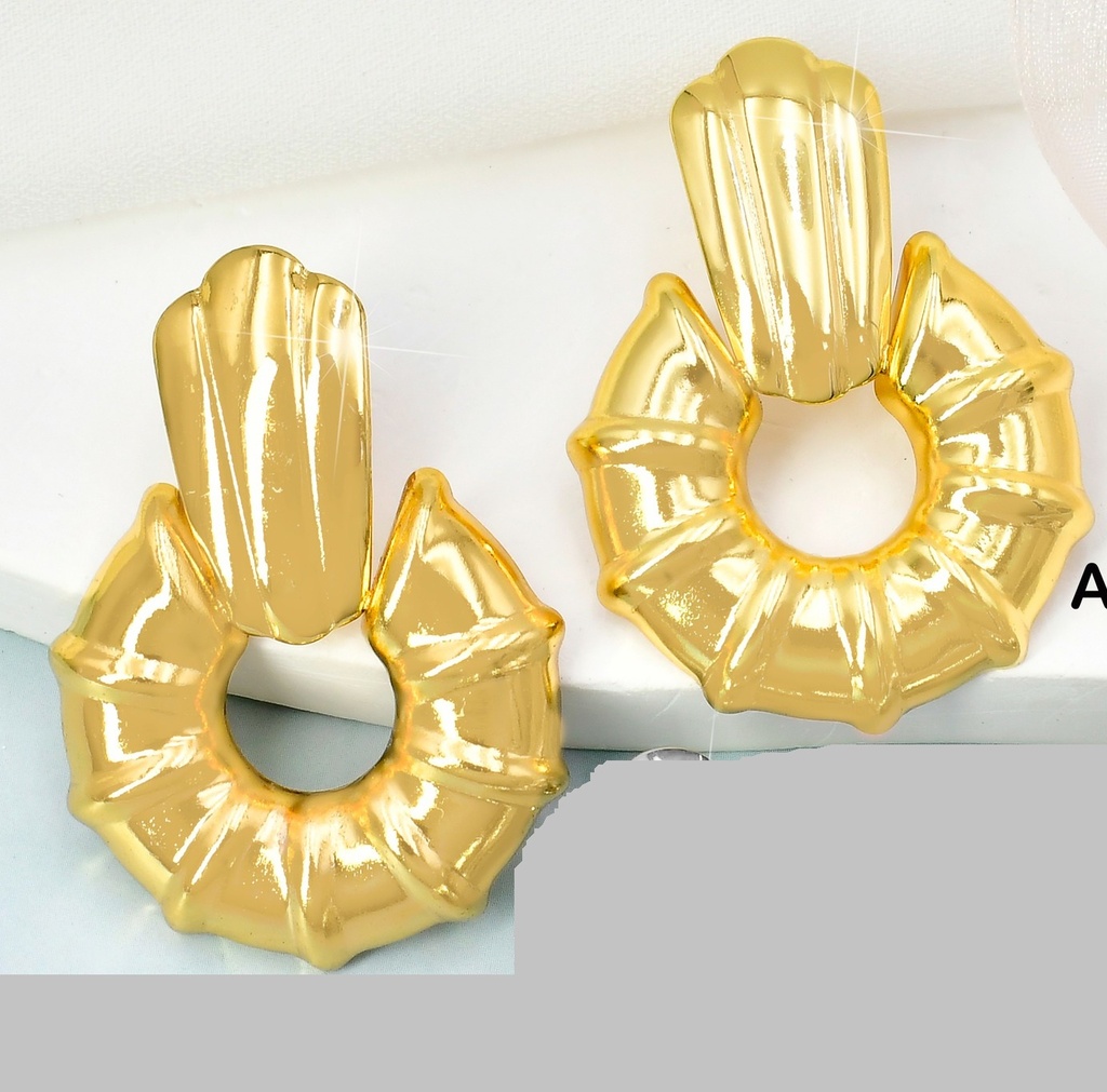 ARETES DOR OVALO RAYAS/RUEDA SECCIONADA K7140-814