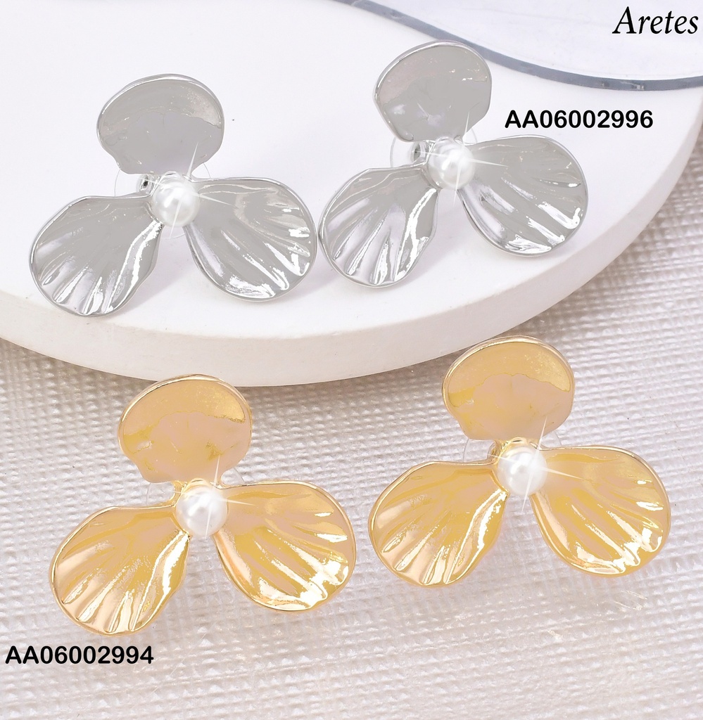 ARETES FLOR 3 PETALOS CENTRO PERLITA K4918