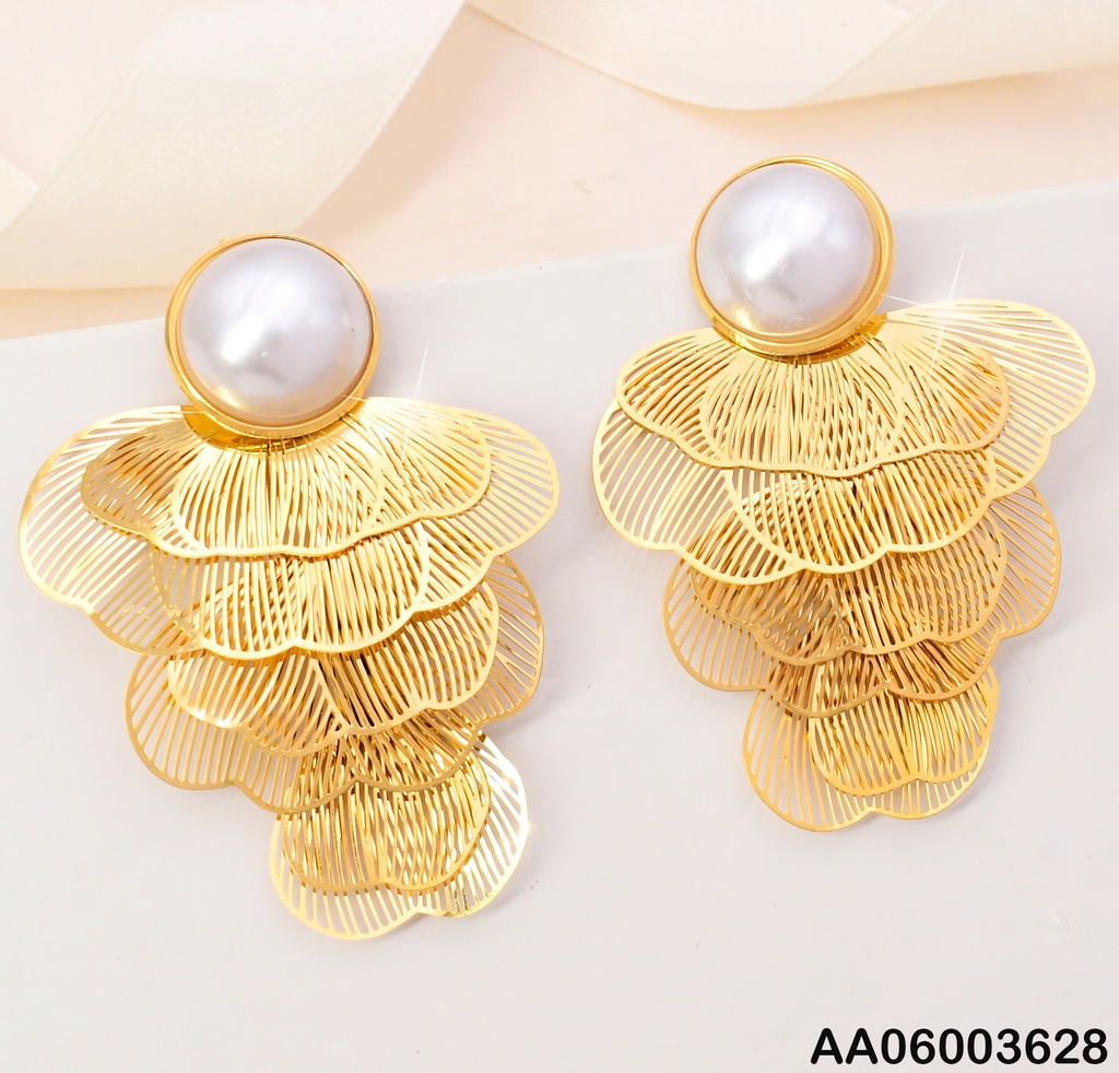 ARETES DOR MEDIA PERLA / PETALOS CALADOS EN VERTICAL K8341-466