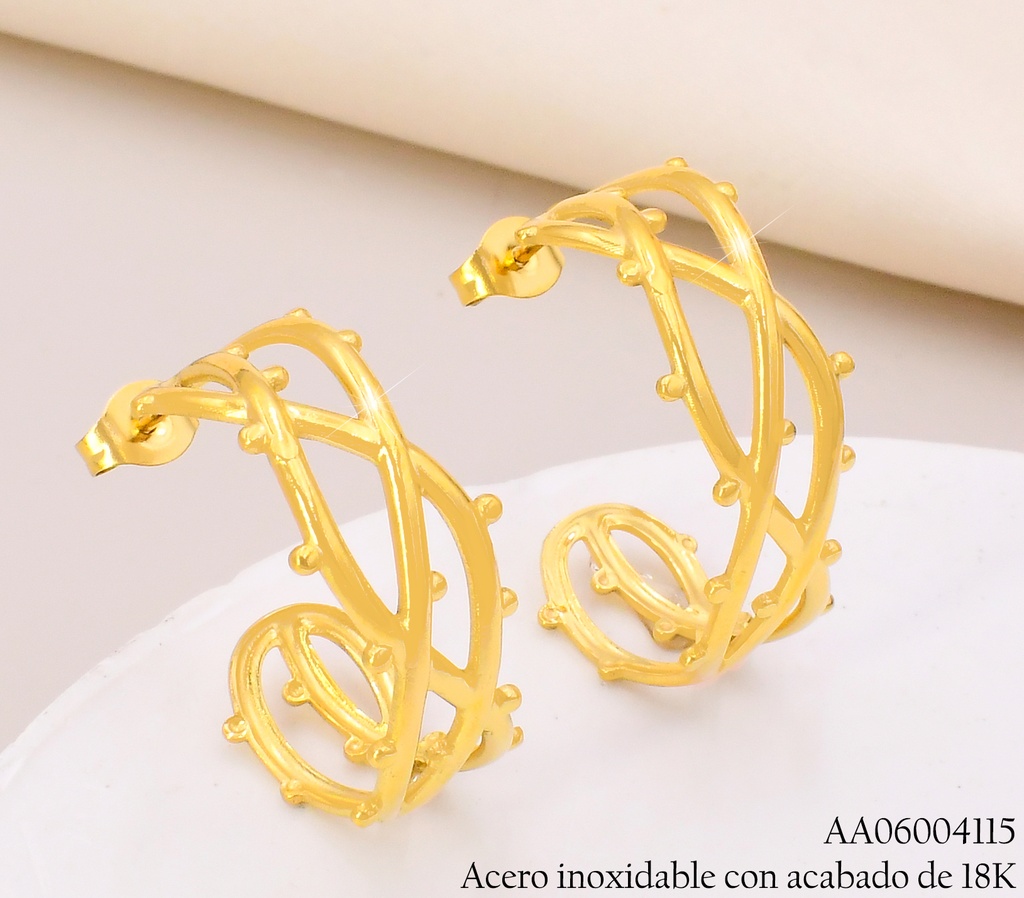 ARETES ACERO INOX. ACABADO 18K. "C" LINEAS ENTRELAZADAS P25070168001
