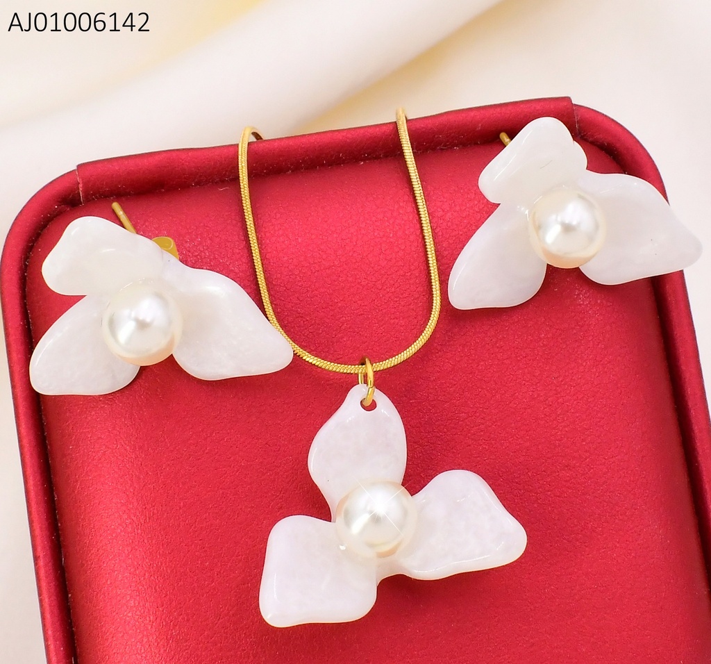 SET DORADO FLOR BLANCA PERLA CENTRO / CAD. COLA DE RATON SA1276-1