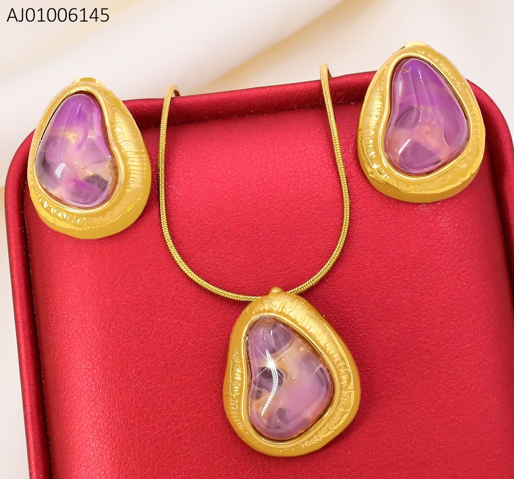 SET DORADO TRIANGULO IRREGULAR PIEDRA LILA SA1293-1