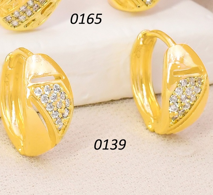 ARETES HUGGIES BAÑO DE ORO 14K. XUPING "C" LINEA ZIRC. EE5314-427 012026