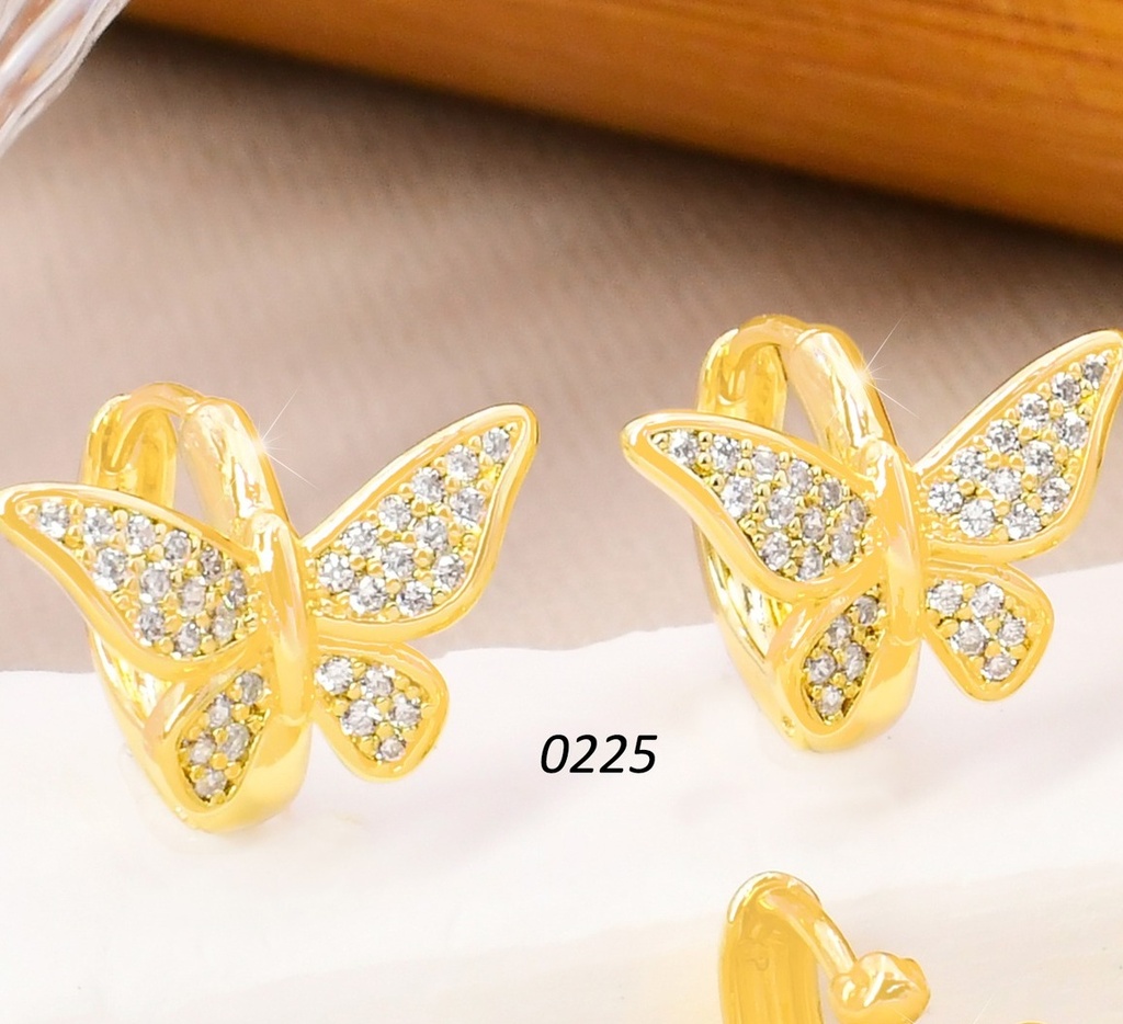 ARETES HUGGIES BAÑO DE ORO 14K. XUPING "C" ZIRC. MARIPOSA EE5410-428 012026