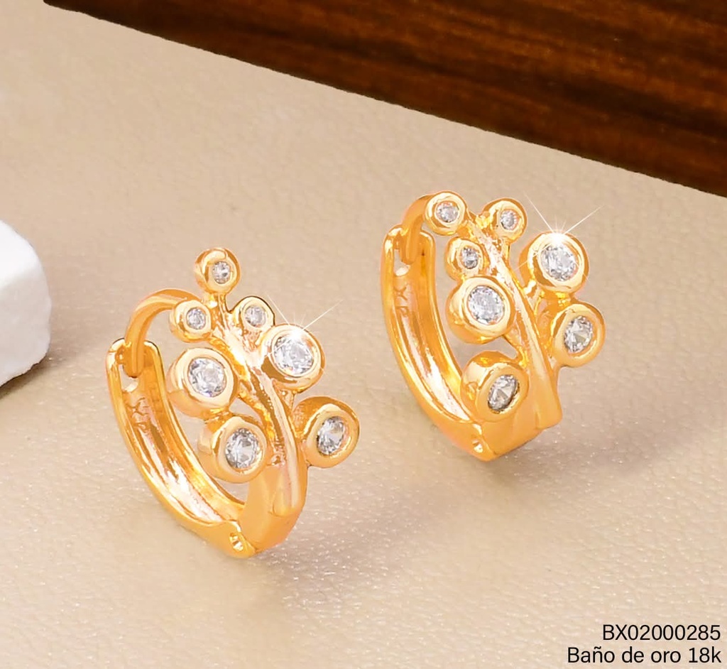 ARETES BAÑO DE ORO 18K. XUPING HUGGIES HOJA ZIRC. EE5471-428 012026
