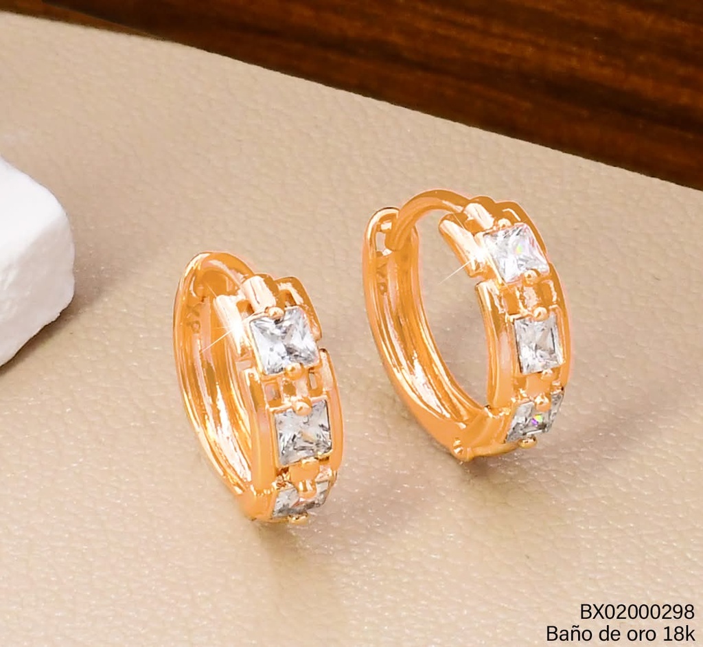 ARETES BAÑO DE ORO 18K. XUPING  HUGGIES ZIRC. CUADRADAS  EE5482-428 012026