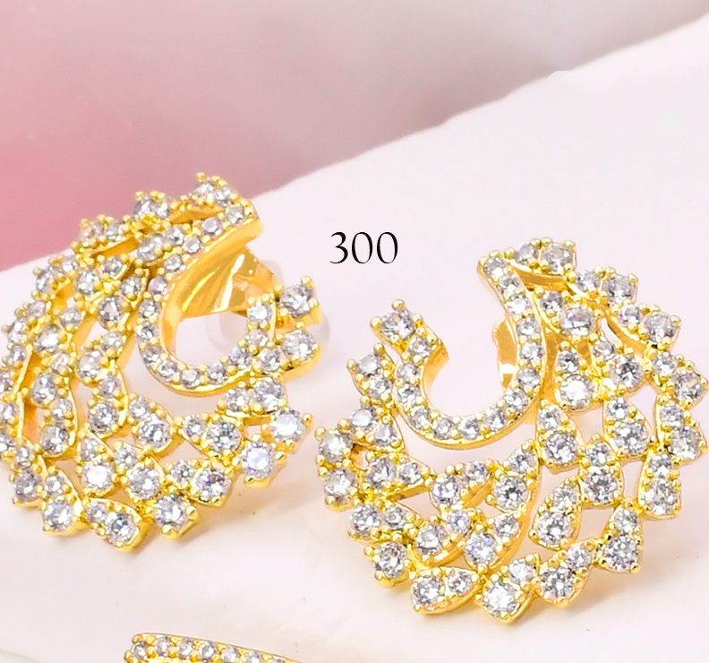 ARETES BAÑO DE ORO 14K. XUPING "C" ZIRC. TRIANG. EE5484-427 012026