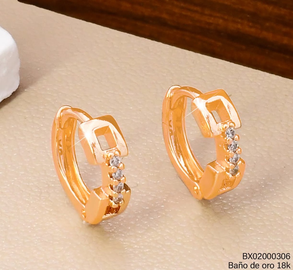 ARETES BAÑO DE ORO 18K. XUPING HUGGIES RECT. ZIRC. EE5487-428 012026
