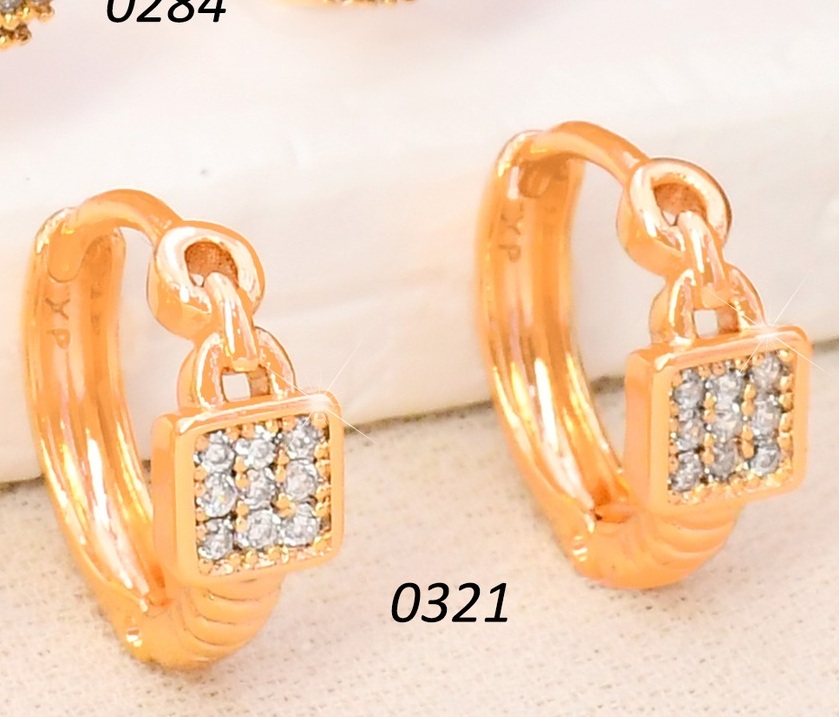 ARETES HUGGIES BAÑO DE ORO 18K. XUPING "C" CUADRO ZIRC. EE5497-428 012026